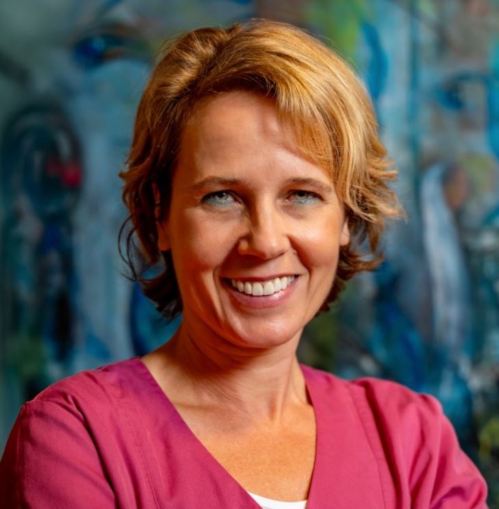 Dr. Julia Semmelhaack-Takeh